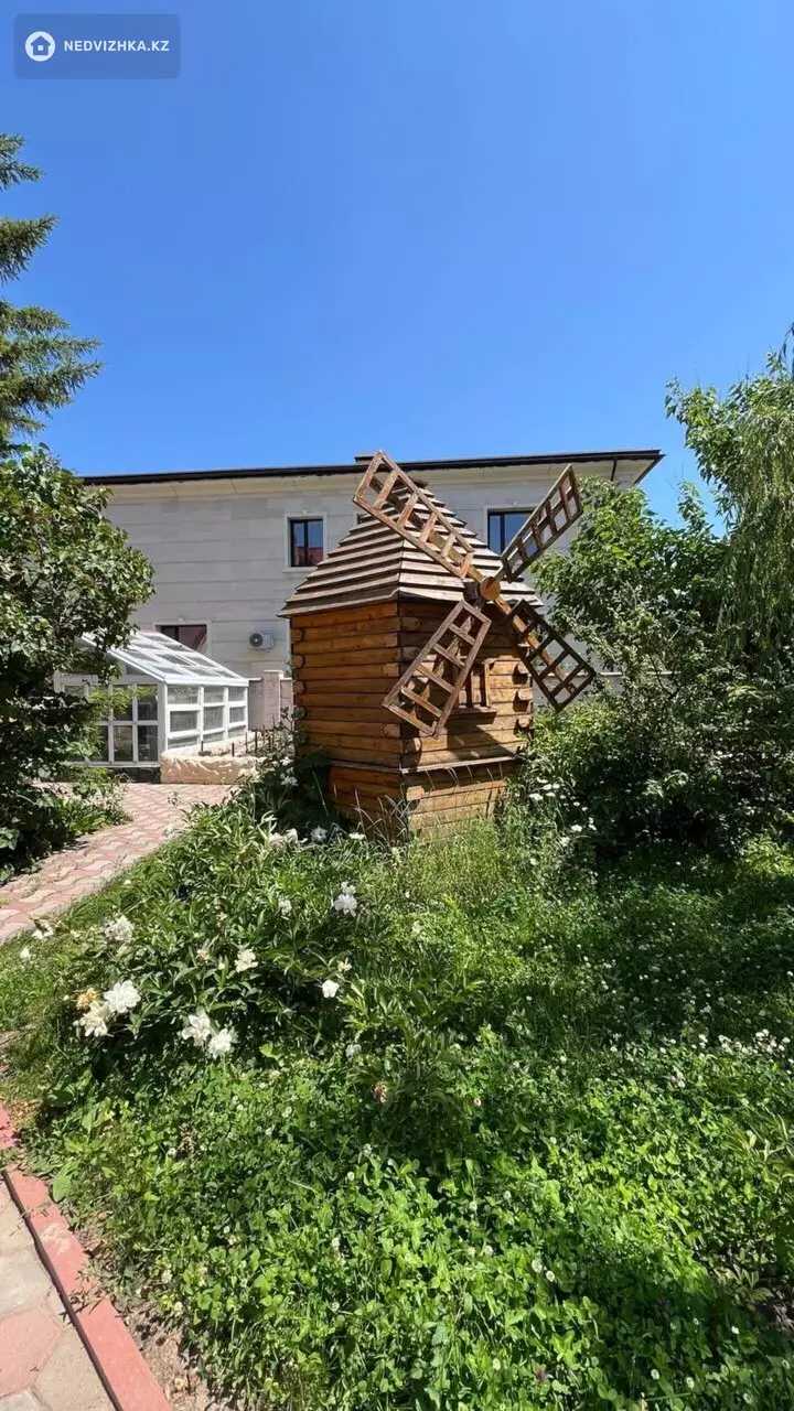 9-комнатный дом, 20 соток, 900 м²