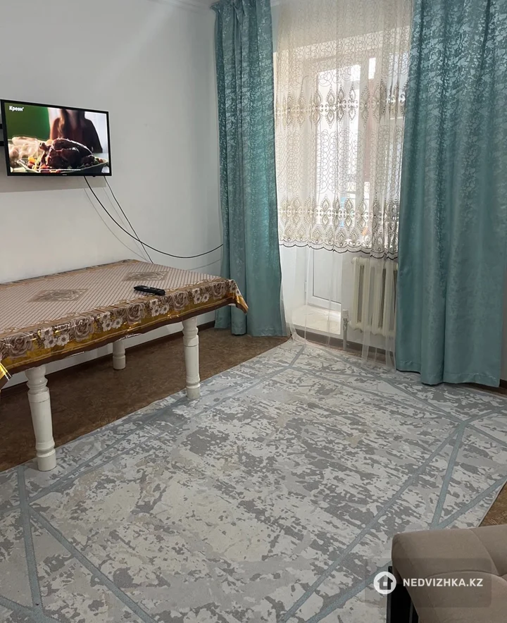 3-комнатная квартира, этаж 4 из 5, 65 м², На длительный срок, фотография 2