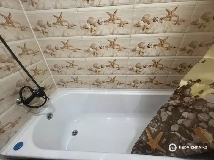1-комнатная квартира, этаж 4 из 9, 40 м², Посуточно, фотография 4