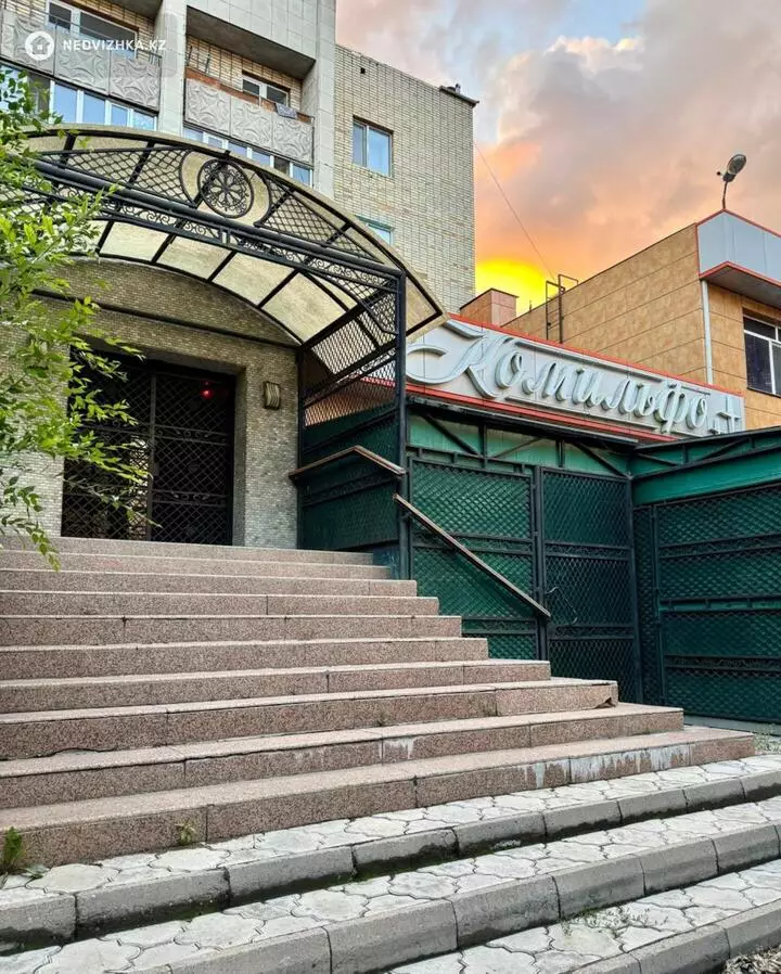 Общепит, этаж 1 из 3, В жилом доме, 383 м²