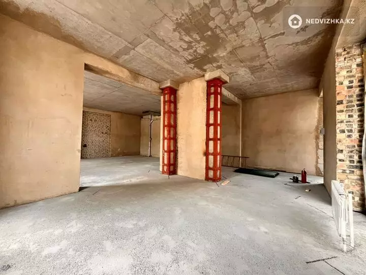 Помещение, этаж 1 из 4, В жилом доме, 104 м², На длительный срок