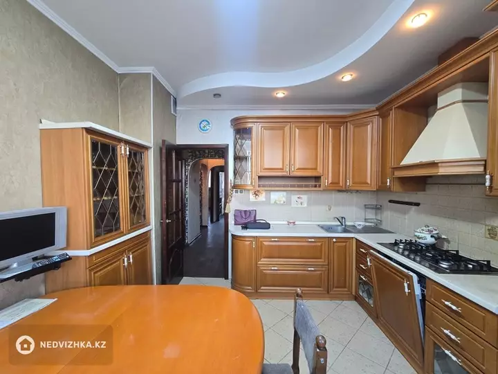 3-комнатная квартира, этаж 8 из 8, 70 м², фотография 3