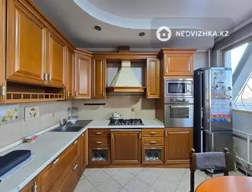 3-комнатная квартира, этаж 8 из 8, 70 м², миниатюра 2