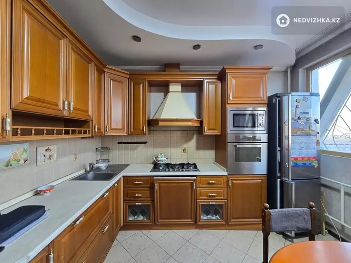 3-комнатная квартира, этаж 8 из 8, 70 м², фотография 2
