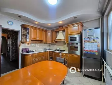 3-комнатная квартира, этаж 8 из 8, 70 м², миниатюра 1