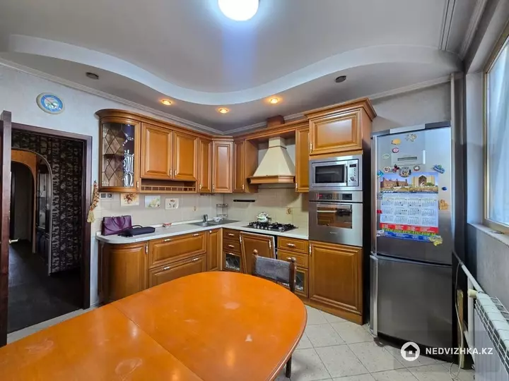 3-комнатная квартира, этаж 8 из 8, 70 м²