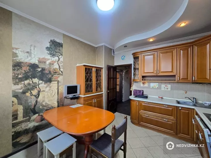 3-комнатная квартира, этаж 8 из 8, 70 м², фотография 4
