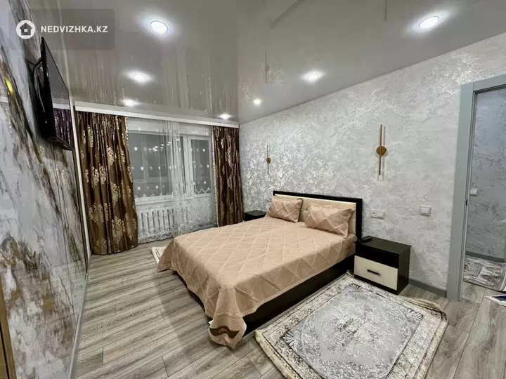 1-комнатная квартира, этаж 8 из 10, 40 м², Посуточно, фотография 2