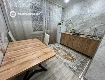 1-комнатная квартира, этаж 8 из 10, 40 м², Посуточно, миниатюра 6