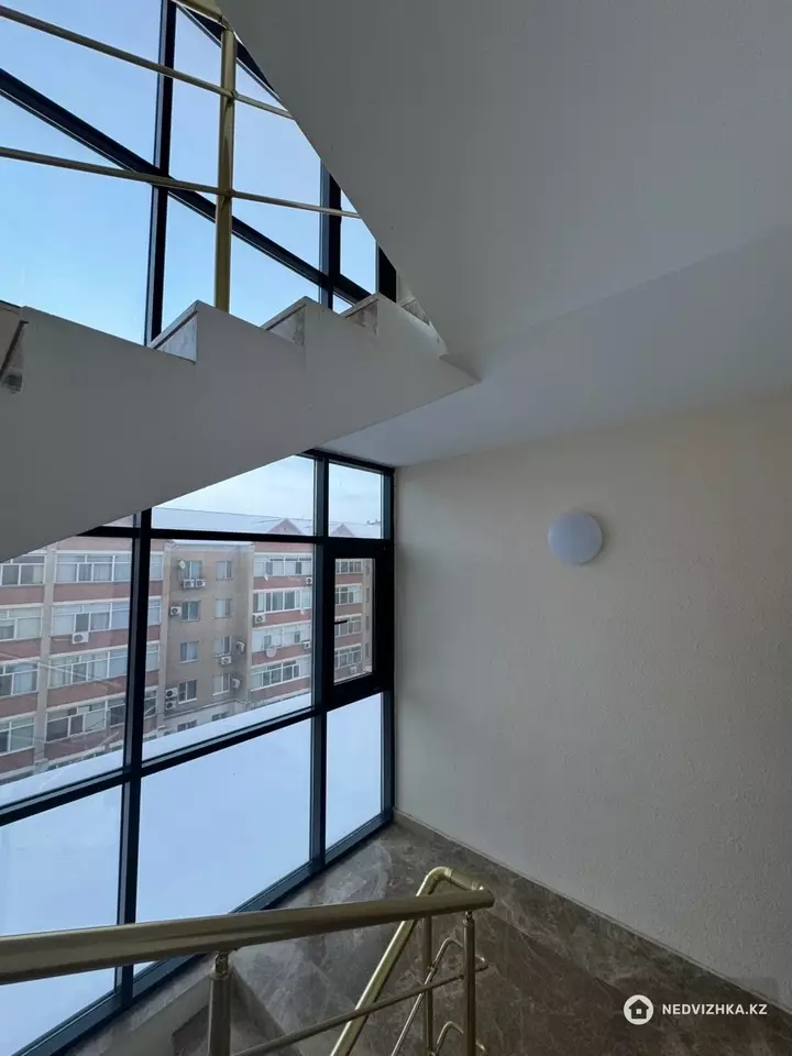 2-комнатная квартира, этаж 2 из 9, 66 м², фотография 2
