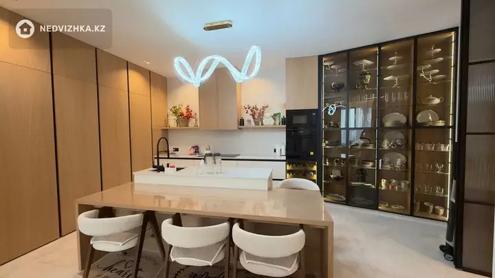 5-комнатная квартира, этаж 1 из 3, 196 м², фотография 2