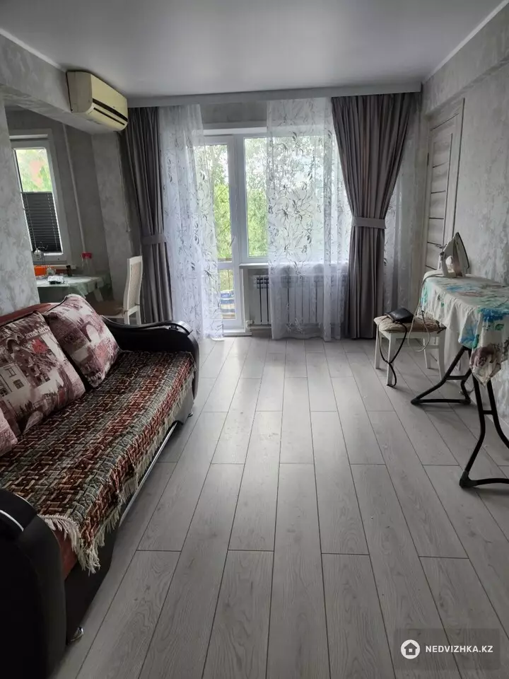 3-комнатная квартира, этаж 3 из 5, 50 м², фотография 2