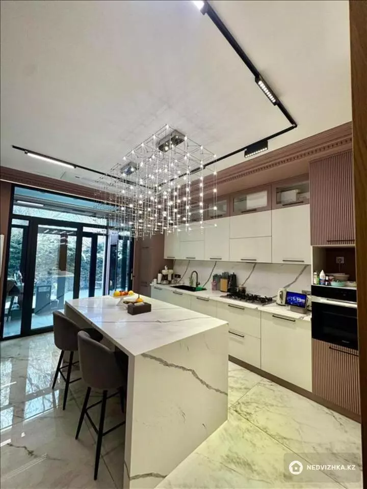 4-комнатная квартира, этаж 1 из 3, 194 м², фотография 3