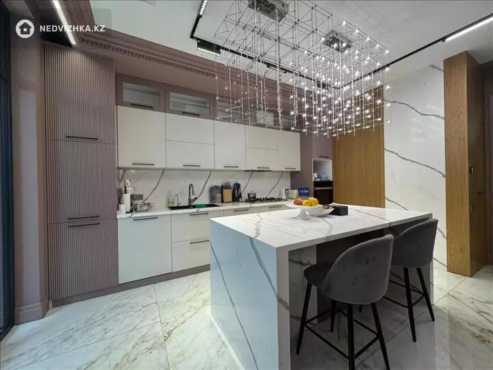 4-комнатная квартира, этаж 1 из 3, 194 м², фотография 4