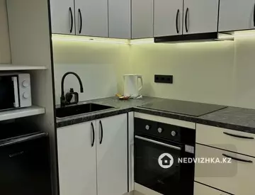 1-комнатная квартира, этаж 10 из 10, 27 м², Посуточно, миниатюра 9
