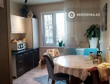 2-комнатная квартира, этаж 3 из 6, 66 м², миниатюра 2