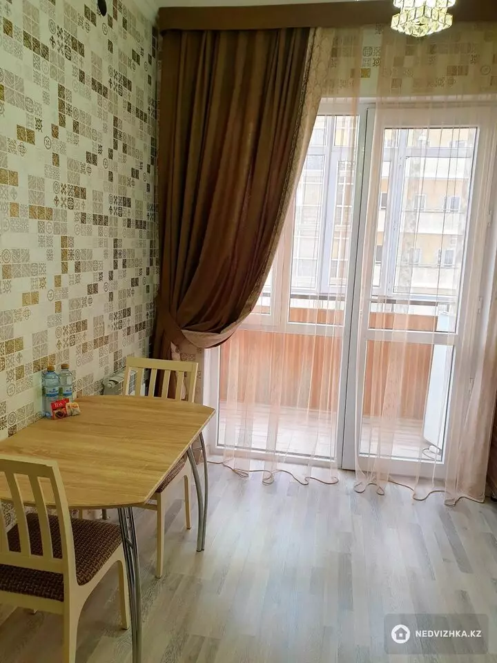 1-комнатная квартира, этаж 4 из 10, 37 м², фотография 2