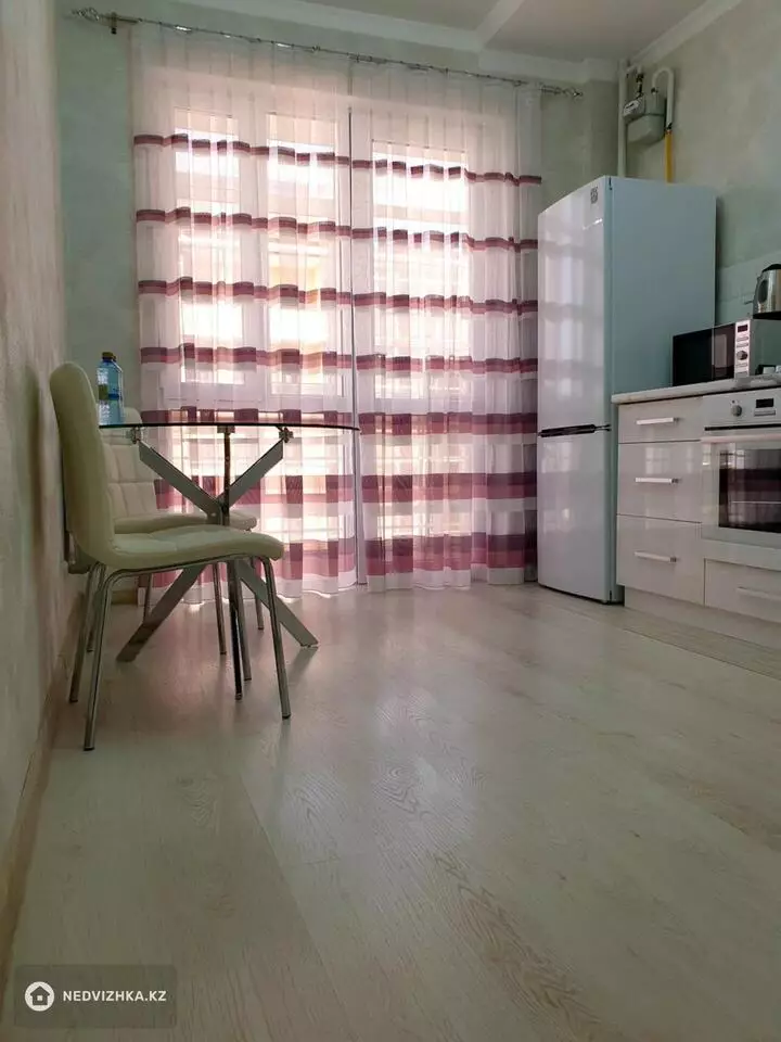 1-комнатная квартира, этаж 8 из 10, 37 м², фотография 3