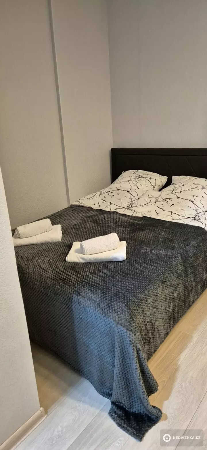 1-комнатная квартира, этаж 17 из 17, 37 м², Посуточно, фотография 2