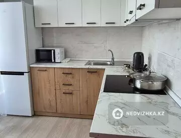 1-комнатная квартира, этаж 17 из 17, 37 м², Посуточно, миниатюра 9