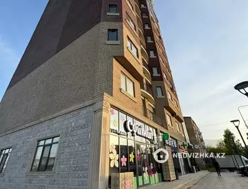 2-комнатная квартира, этаж 8 из 12, 92 м², миниатюра 1