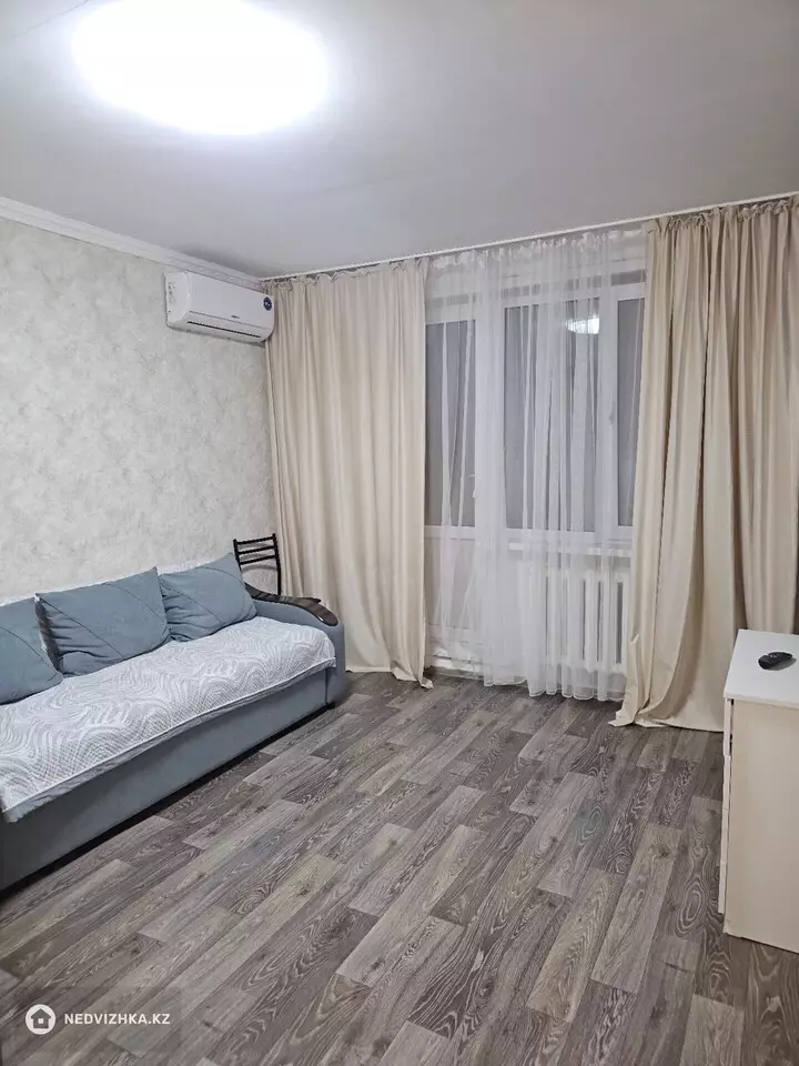 1-комнатная квартира, этаж 3 из 5, 35 м², Посуточно, фотография 2