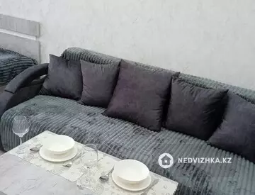 1-комнатная квартира, этаж 8 из 12, 35 м², Посуточно, миниатюра 9