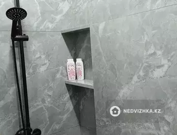 1-комнатная квартира, этаж 8 из 12, 35 м², Посуточно, миниатюра 11