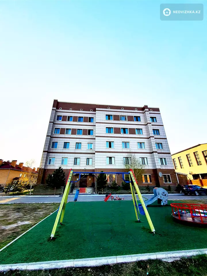3-комнатная квартира, этаж 4 из 5, 95 м², фотография 3