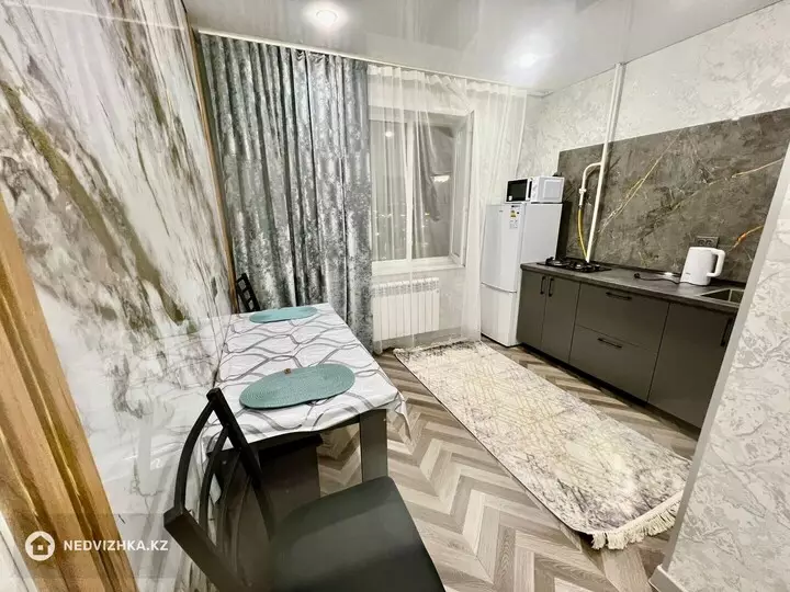 1-комнатная квартира, этаж 8 из 9, 40 м², Посуточно, фотография 4