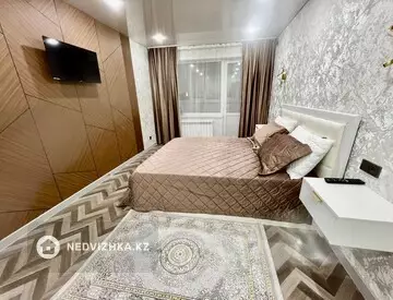 1-комнатная квартира, этаж 8 из 9, 40 м², Посуточно, миниатюра 2