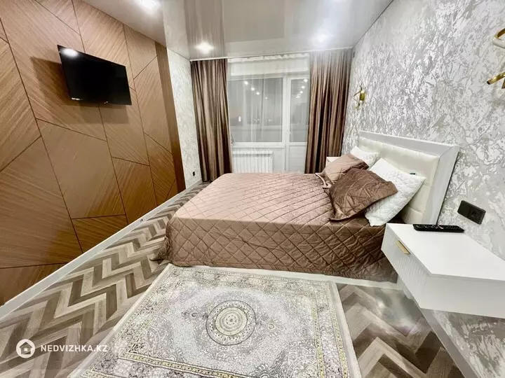 1-комнатная квартира, этаж 8 из 9, 40 м², Посуточно, фотография 2