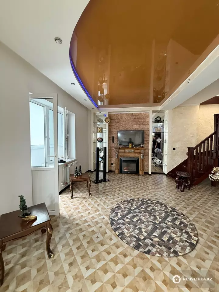 5-комнатная квартира, этаж 5 из 5, 165 м², фотография 2