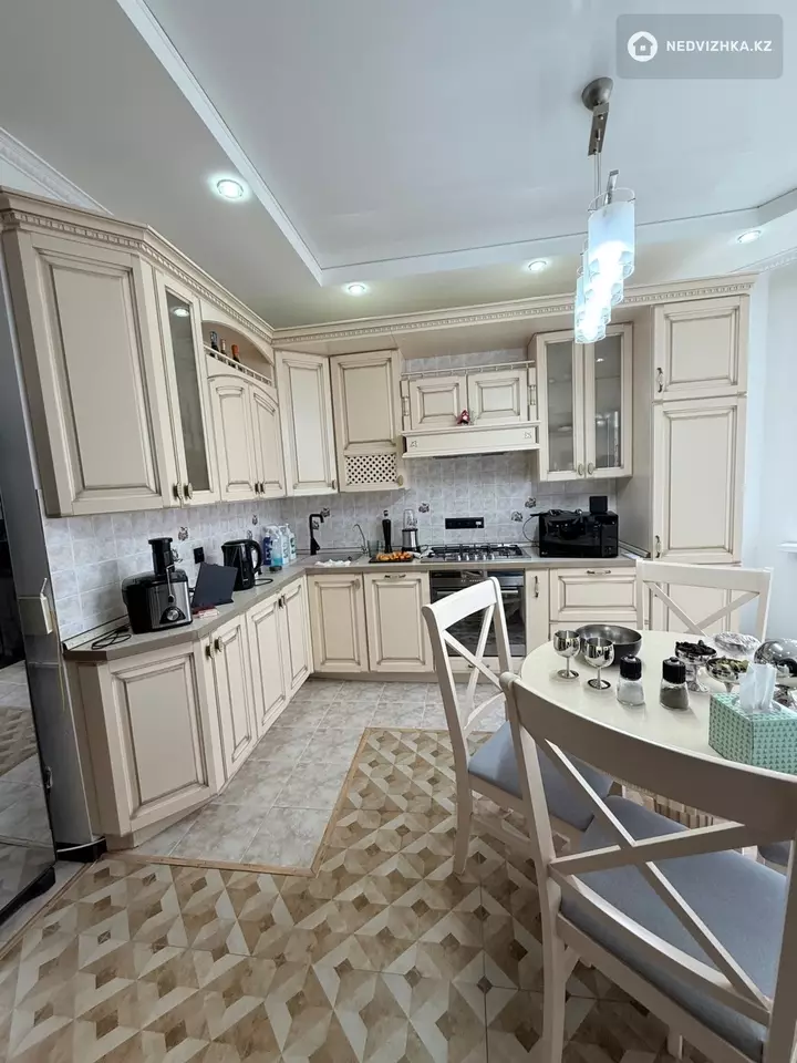 5-комнатная квартира, этаж 5 из 5, 165 м², фотография 3