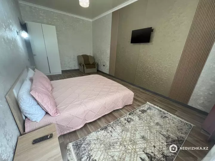 1-комнатная квартира, этаж 1 из 10, 15 м², Посуточно, фотография 3