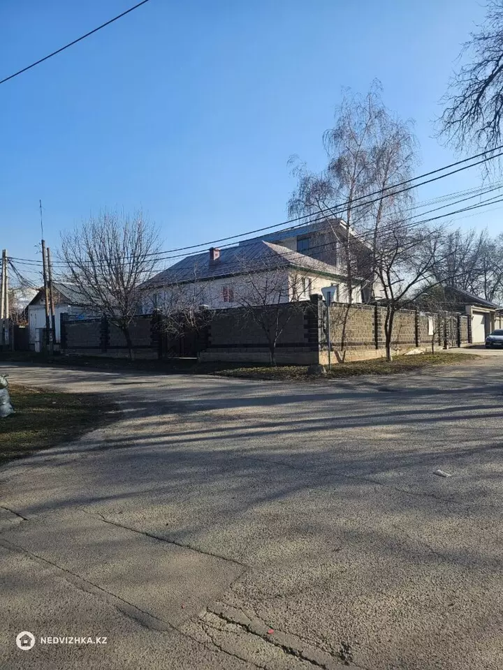 9-комнатный дом, 4.4 соток, 240 м²