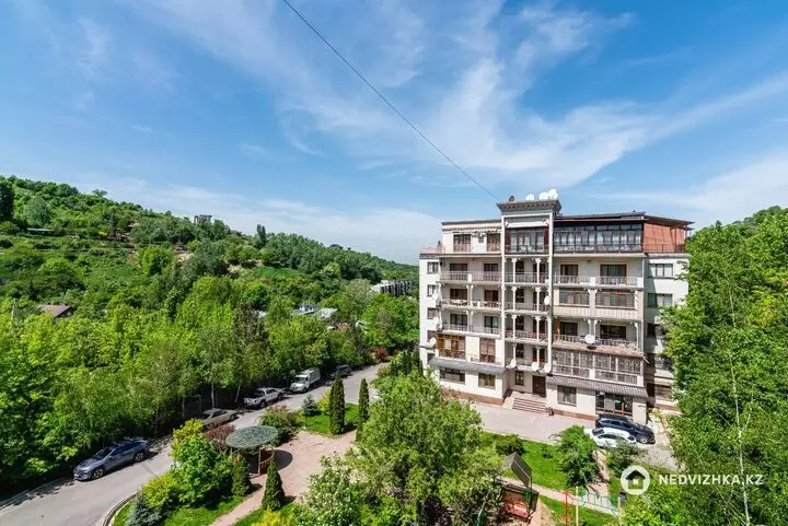 4-комнатная квартира, этаж 4 из 6, 132 м²