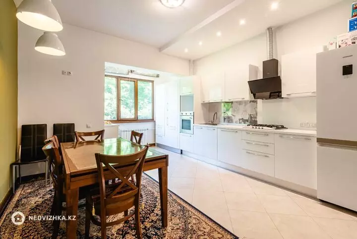 4-комнатная квартира, этаж 4 из 6, 132 м², фотография 2