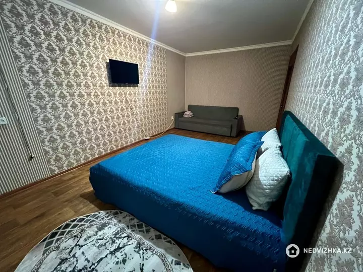 1-комнатная квартира, этаж 2 из 5, 40 м², Посуточно, фотография 2