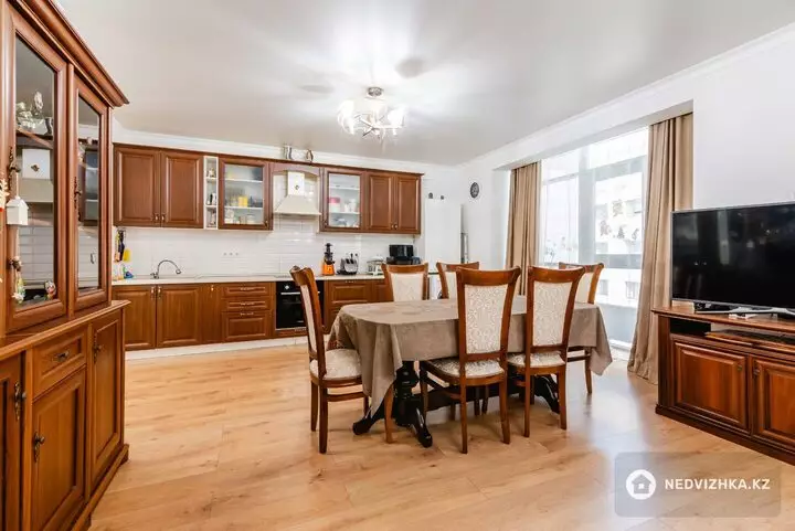 2-комнатная квартира, этаж 10 из 17, 65 м², фотография 3