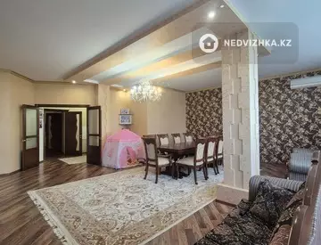 4-комнатная квартира, этаж 4 из 10, 200 м²