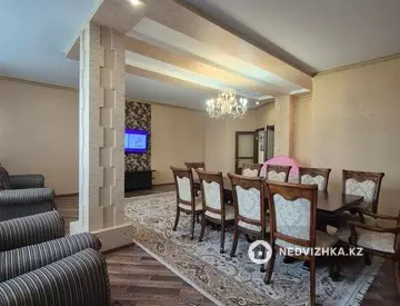 4-комнатная квартира, этаж 4 из 10, 200 м²