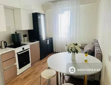 1-комнатная квартира, этаж 10 из 10, 45 м², миниатюра 2