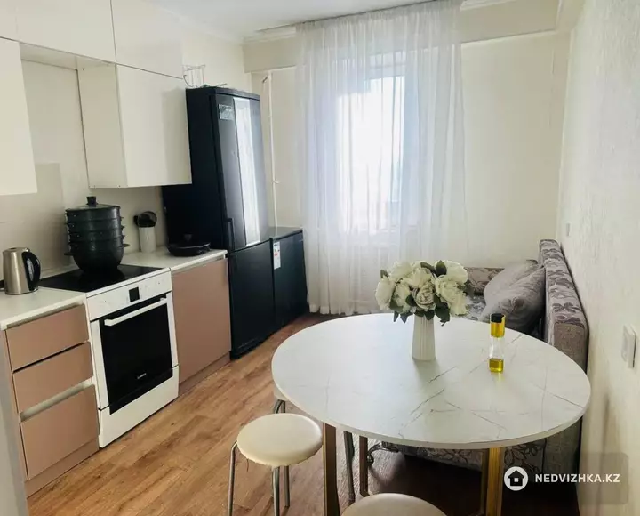 1-комнатная квартира, этаж 10 из 10, 45 м², фотография 2