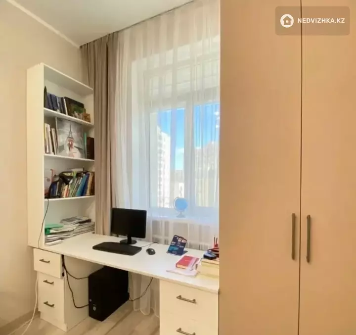3-комнатная квартира, этаж 4 из 10, 94 м², фотография 2