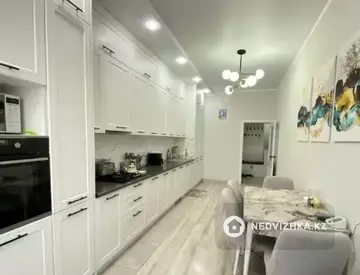 3-комнатная квартира, этаж 4 из 10, 94 м²