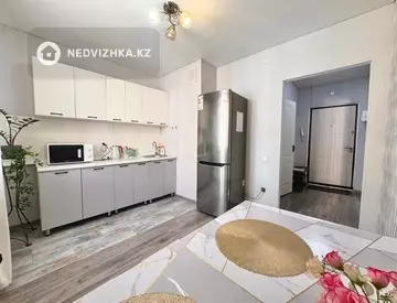 1-комнатная квартира, этаж 7 из 12, 38 м², Посуточно