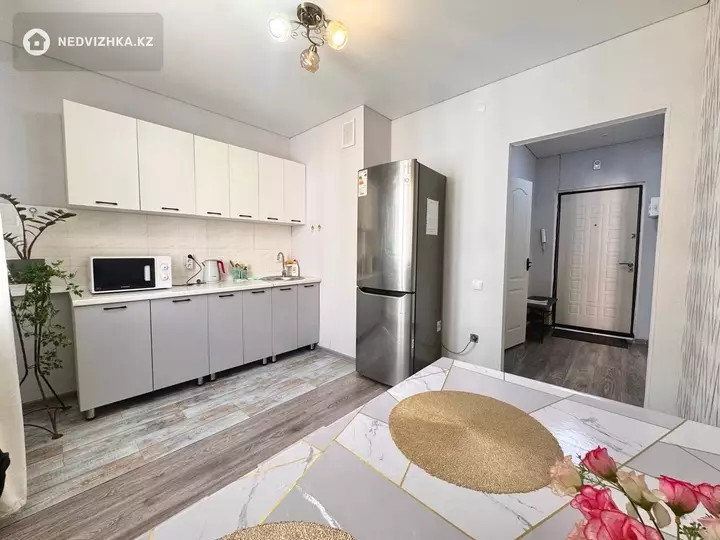 1-комнатная квартира, этаж 7 из 12, 38 м², Посуточно, фотография 4