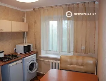1-комнатная квартира, этаж 3 из 3, 33 м², Посуточно, миниатюра 3