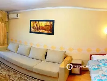 1-комнатная квартира, этаж 3 из 3, 33 м², Посуточно, миниатюра 1